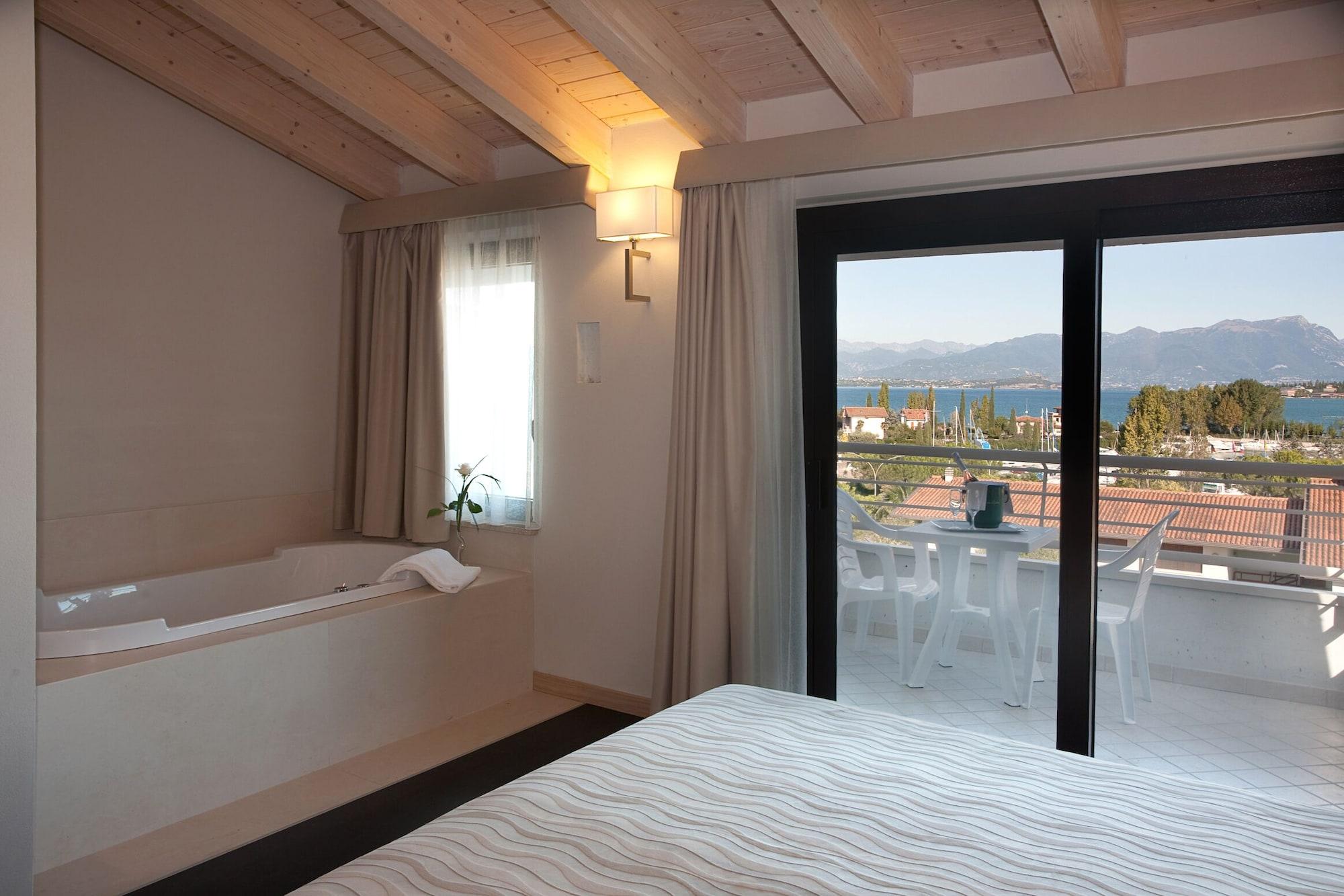 Hotel Porto Azzurro Сирмионе Екстериор снимка