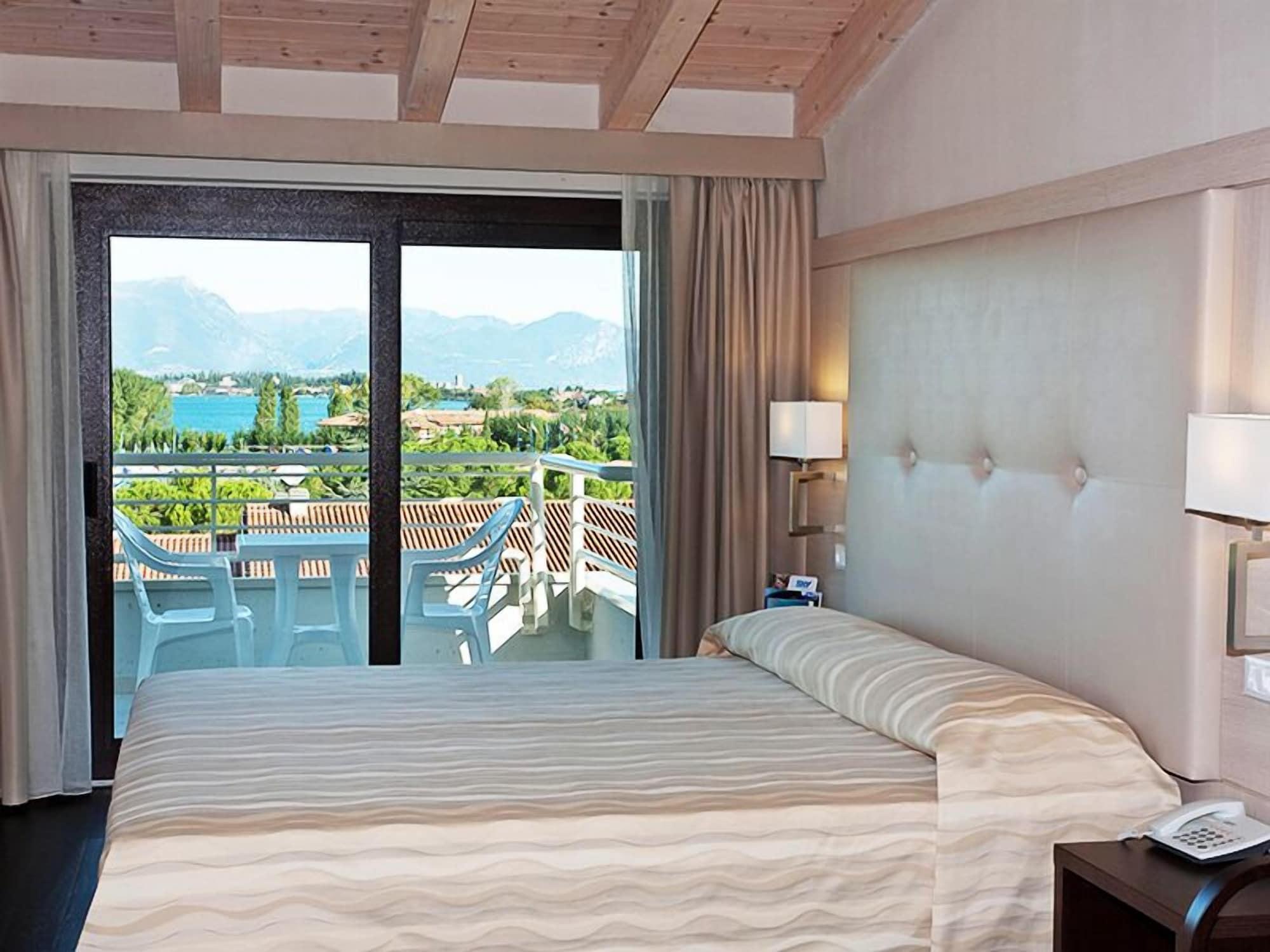 Hotel Porto Azzurro Сирмионе Екстериор снимка