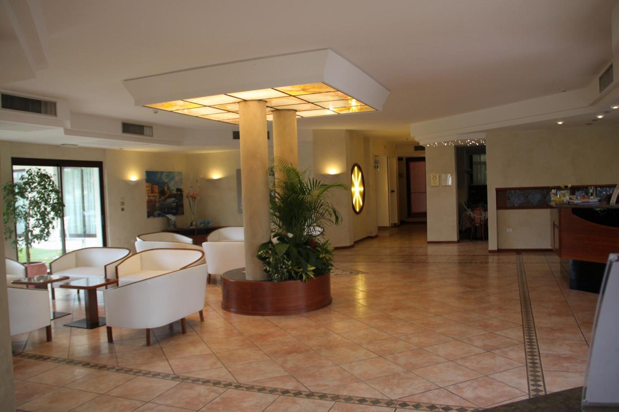 Hotel Porto Azzurro Сирмионе Екстериор снимка
