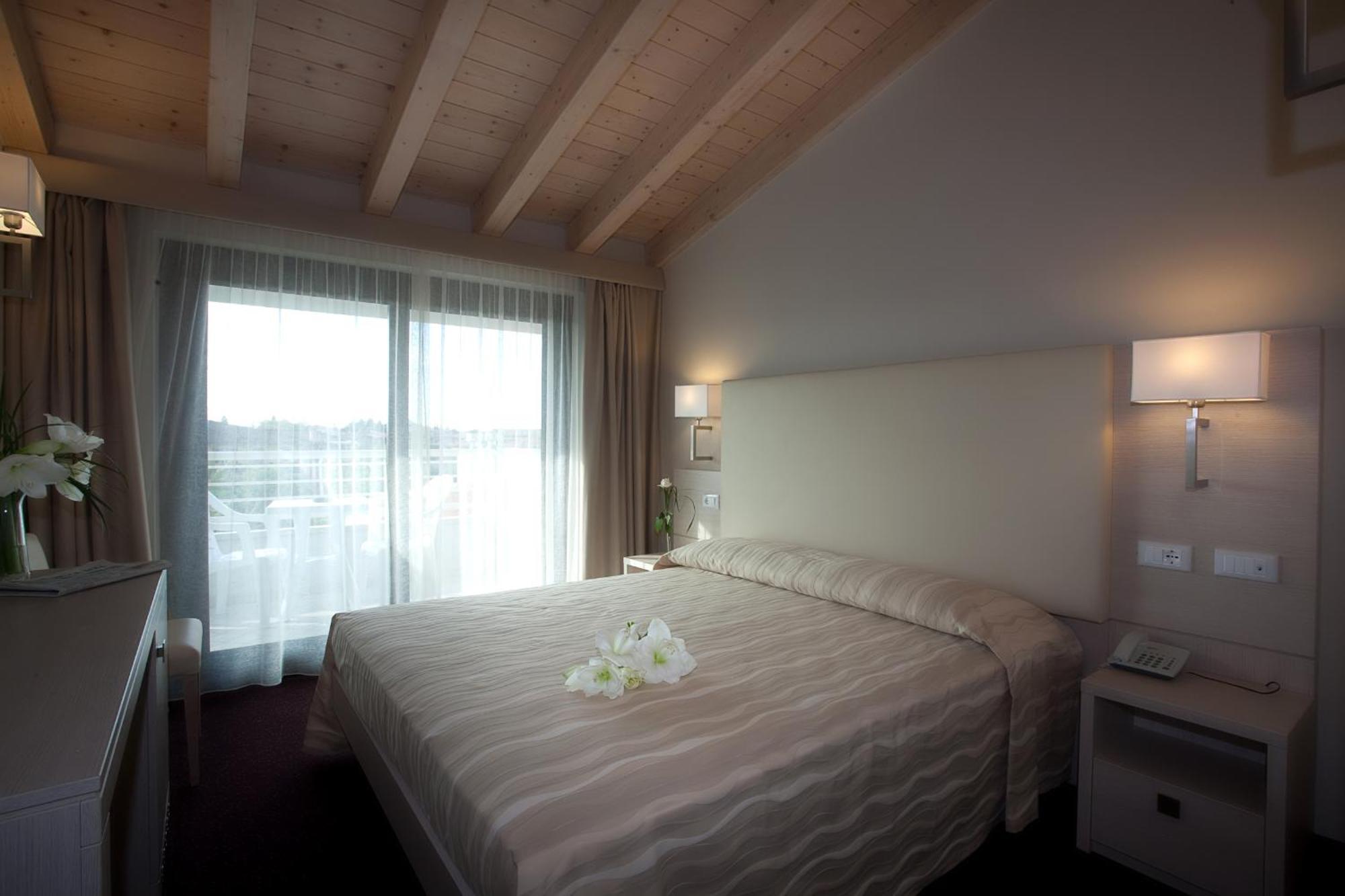 Hotel Porto Azzurro Сирмионе Екстериор снимка