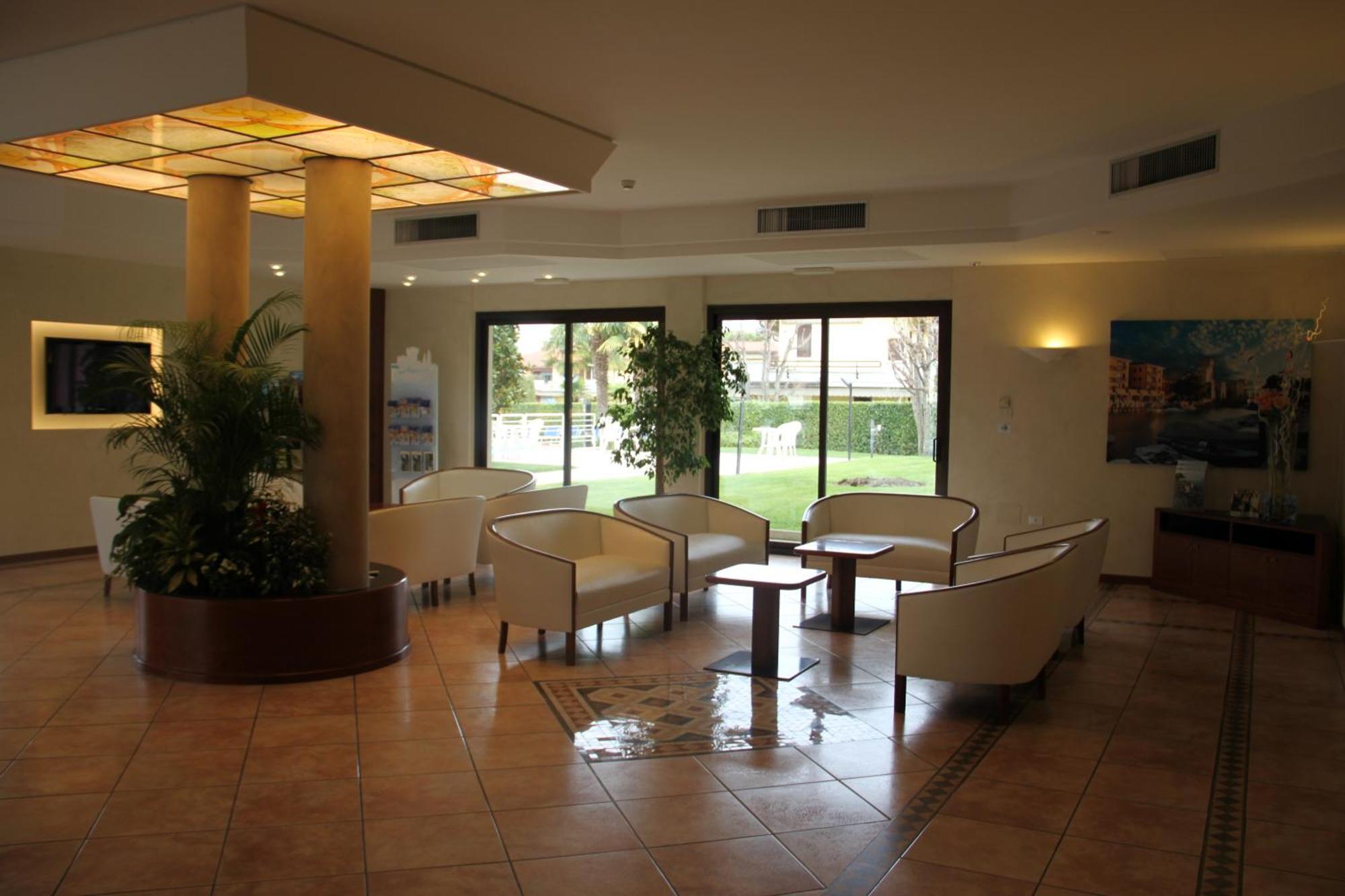 Hotel Porto Azzurro Сирмионе Екстериор снимка
