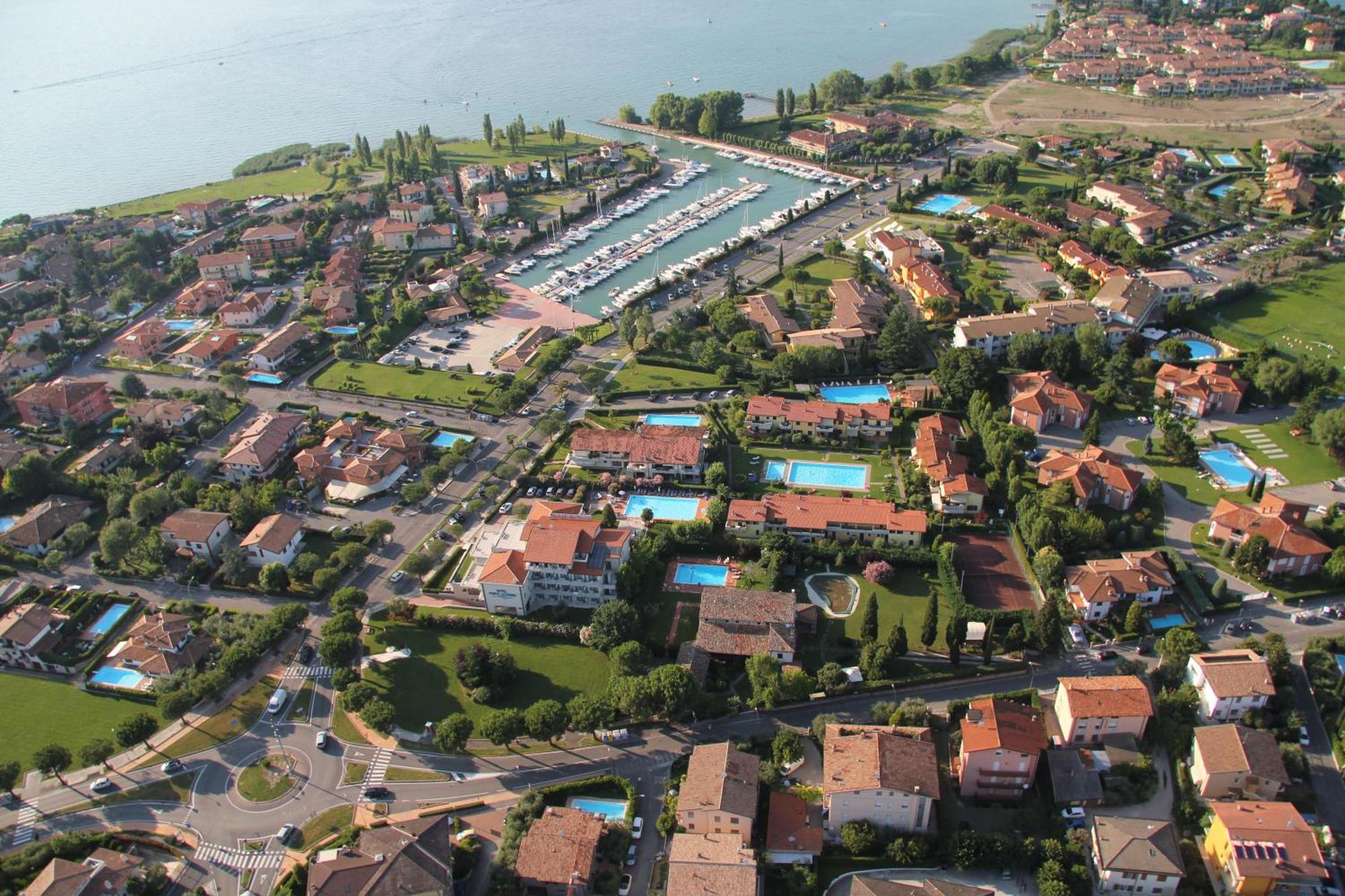 Hotel Porto Azzurro Сирмионе Екстериор снимка