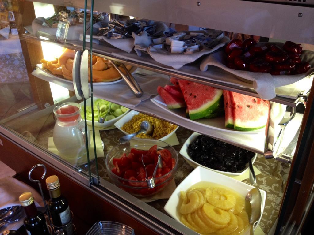Hotel Porto Azzurro Сирмионе Екстериор снимка